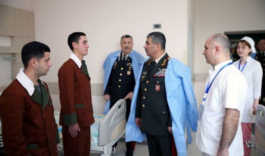 Müdafiə naziri cəbhəboyu hərbi tibb müəssisələrində