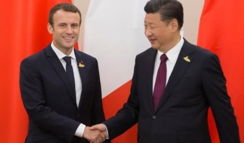 Makron Çin liderinə at hədiyyə etdi