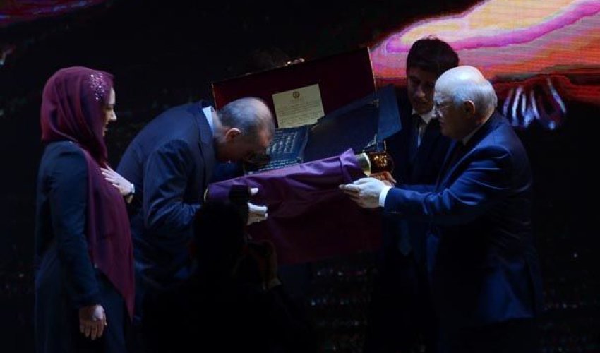 Azərbaycanlı tələbədən Ərdoğana hədiyyə