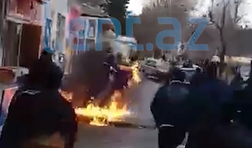 Özünü yandıran sürücünün dəhşətli GÖRÜNTÜLƏRİ - VİDEO 18+