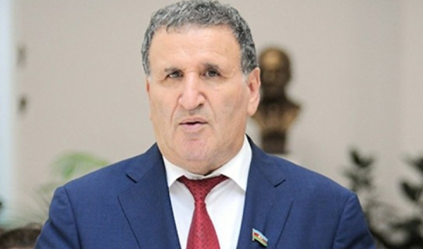 Alimlər “əsgər”i dəstəklədi