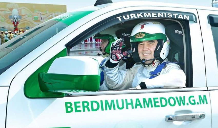 Prezident yarış maşınını sınaqdan keçirdi - VIDEO