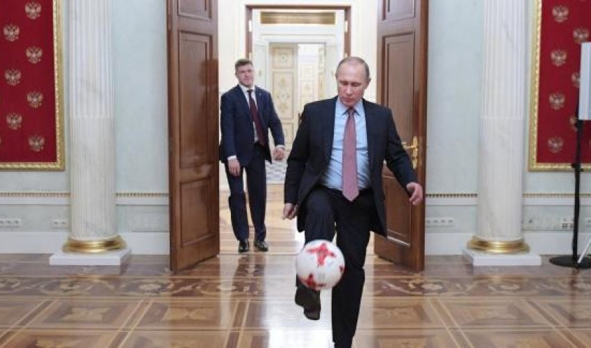 Putin Kremldə futbol oynadı VİDEO  