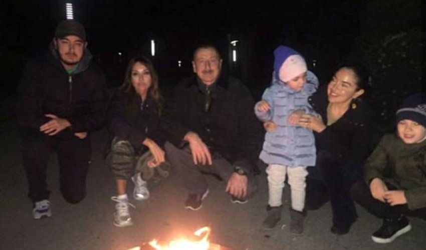 Prezident ailəsi ilə tonqal başında - FOTO Prezident ailəsi ilə tonqal başında - FOTO