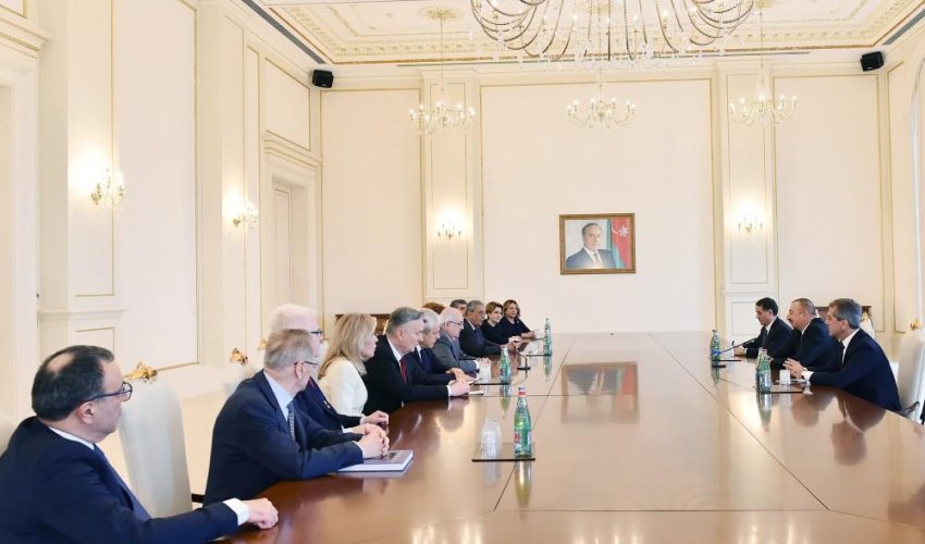 Prezident Gəncəvi mərkəzinin heyətilə görüşdü