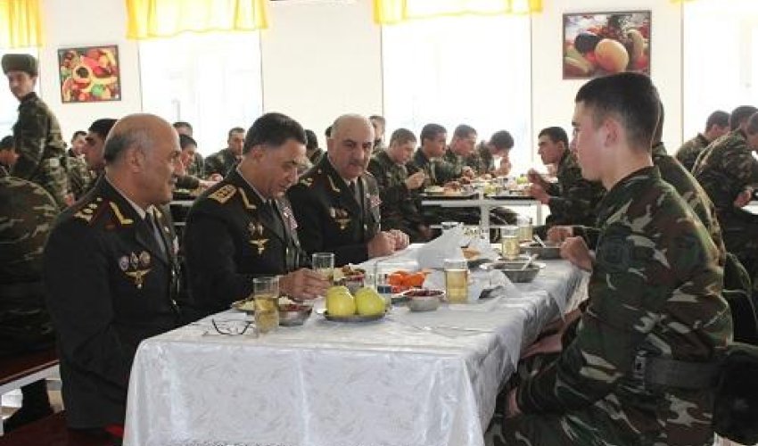 Ramil Usubov əsgərlərlə nahar etdi