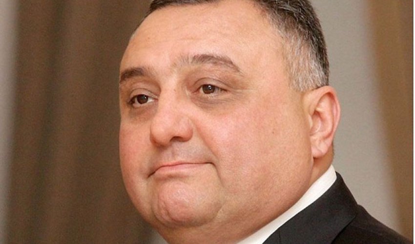 Eldar Mahmudovun qızı məhkəməyə verildi
