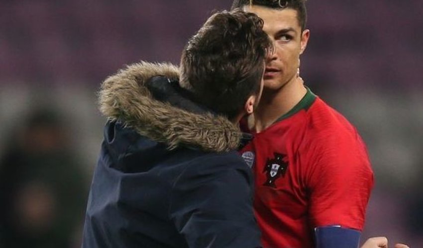 Azarkeş meydançaya çıxıb Ronaldonu öpdü – VİDEO