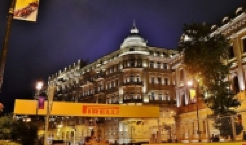 Центр Баку превратили в мойку автобусов - ВИДЕО