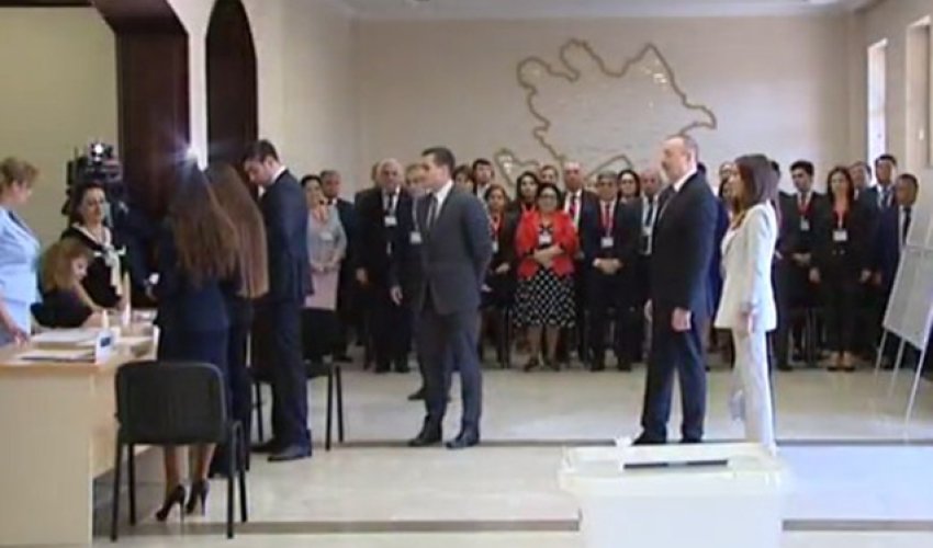 Prezident ailəsi ilə belə səs verdi - VIDEO