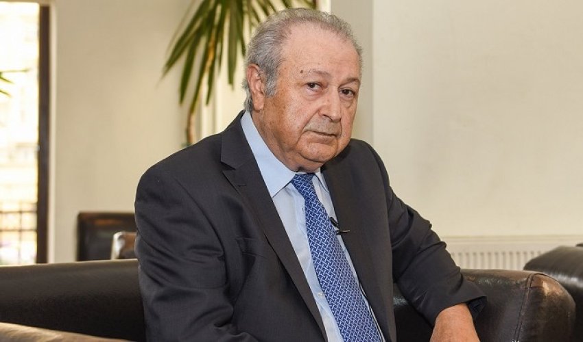 Keçmiş prezident yeni prezidenti seçir  