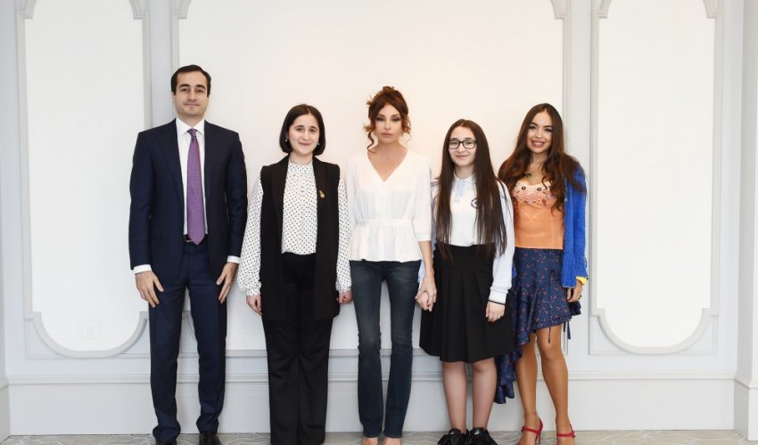 Mehriban Əliyeva gənc ixtiraçılarla görüşdü