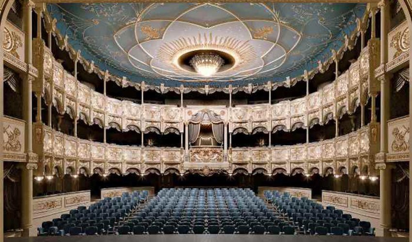 Teatr işçi AXTARIR Teatr işçi AXTARIR