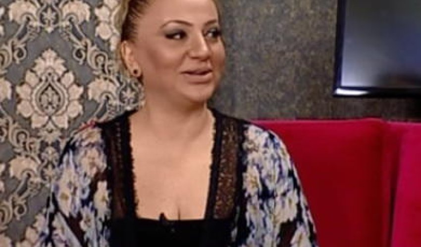 Azərbaycanlı aparıcı efirə yataq paltarında çıxdı - FOTOLAR