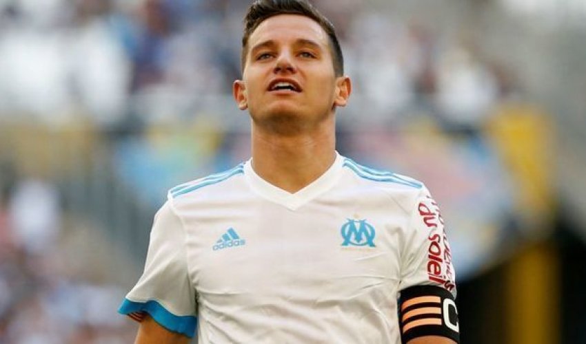 Futbolçu əli ilə qol vurdu – VİDEO