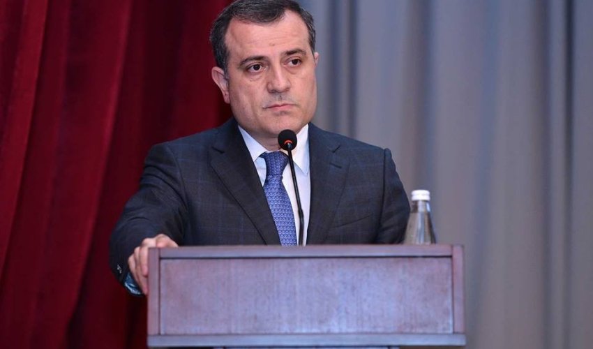 Nazir 5 minə görə məktəblini mükafatlandırdı Nazir 5 minə görə məktəblini mükafatlandırdı