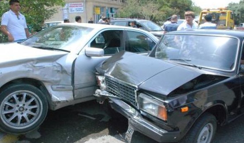 В Гяндже столкнулись 4 автомобиля