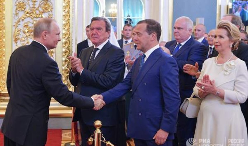 Putin baş nazir postuna Medvedevi irəli sürdü