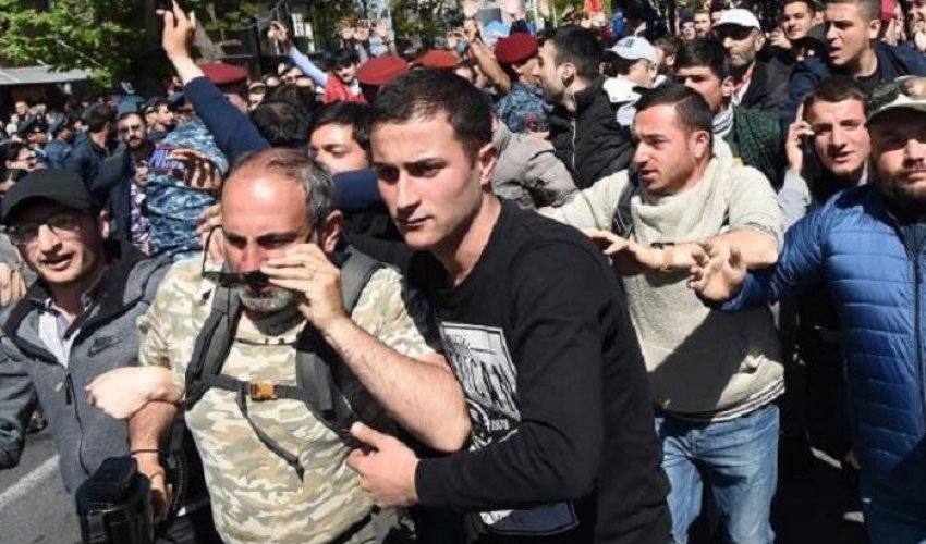 İrəvanda kritik gün başladı: əhali küçələrə axışır İrəvanda kritik gün başladı: əhali küçələrə axışır