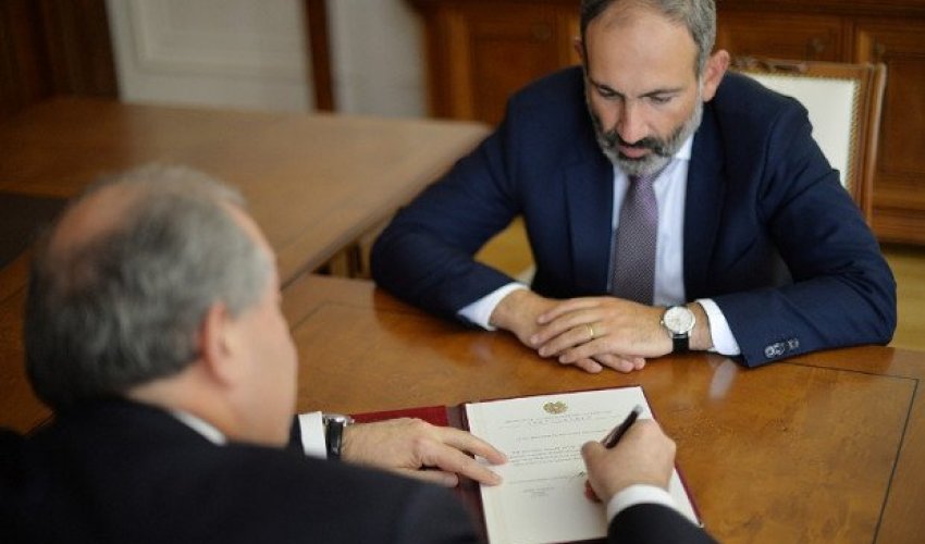 Sarkisyan Paşinyanla görüşdü