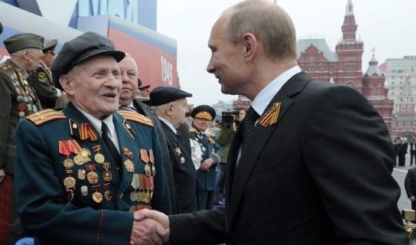 Putin veteranı cangüdənlərinin əlindən aldı – VİDEO