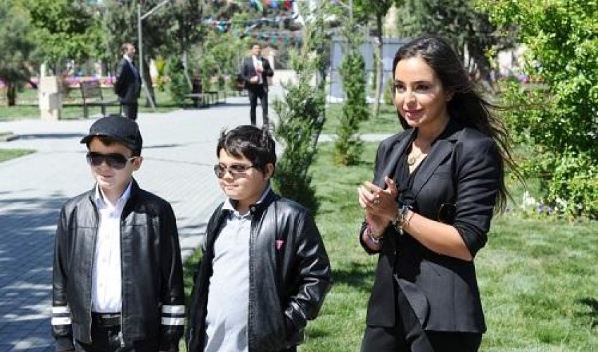 Leyla Əliyeva və oğlanları abadlaşdırılan həyətdə - FOTO