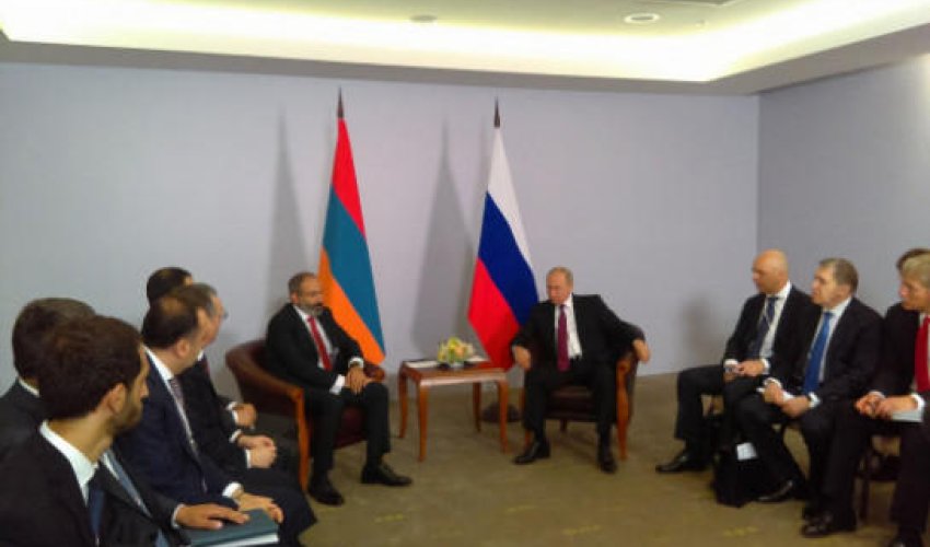 Putinlə Paşinyanın görüşü başladı  