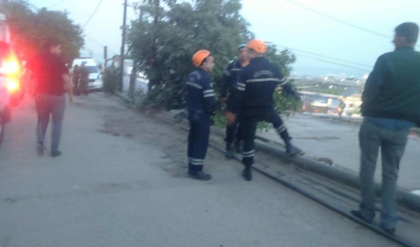Bayılda 3 ev dağıldı, sakinlər gecə ilə köçürüldü Bayılda 3 ev dağıldı, sakinlər gecə ilə köçürüldü