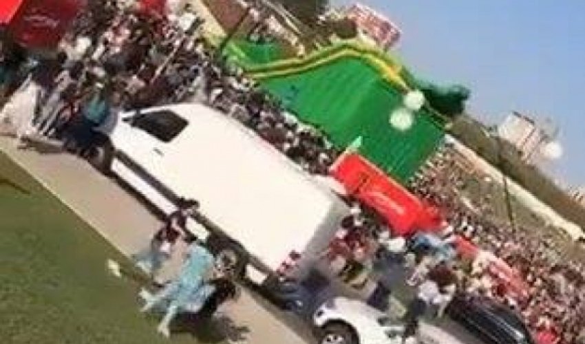 Воздушный шар опрокинулся на детей у Центра Гейдара Алиева  - ВИДЕО