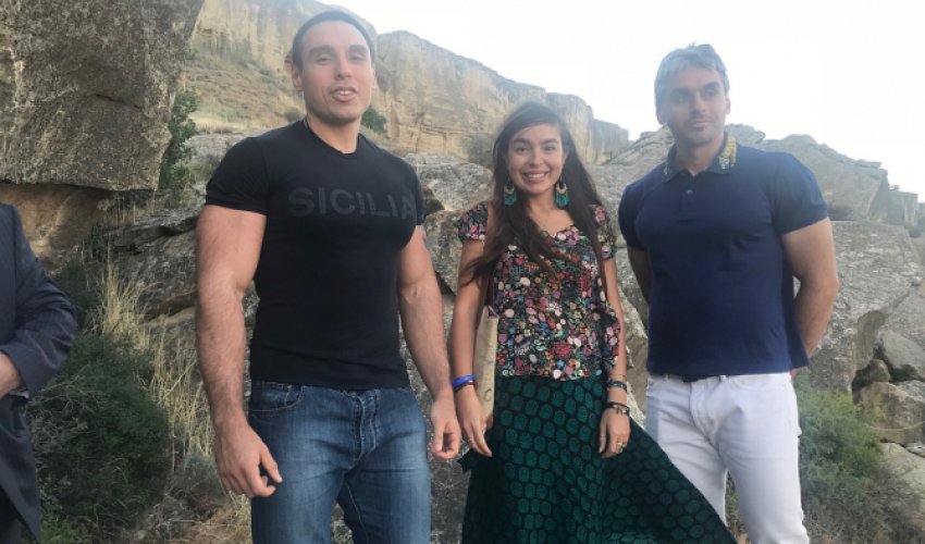 Leyla Əliyeva bibisi oğulları ilə Qobustanda - FOTO Leyla Əliyeva bibisi oğulları ilə Qobustanda - FOTO