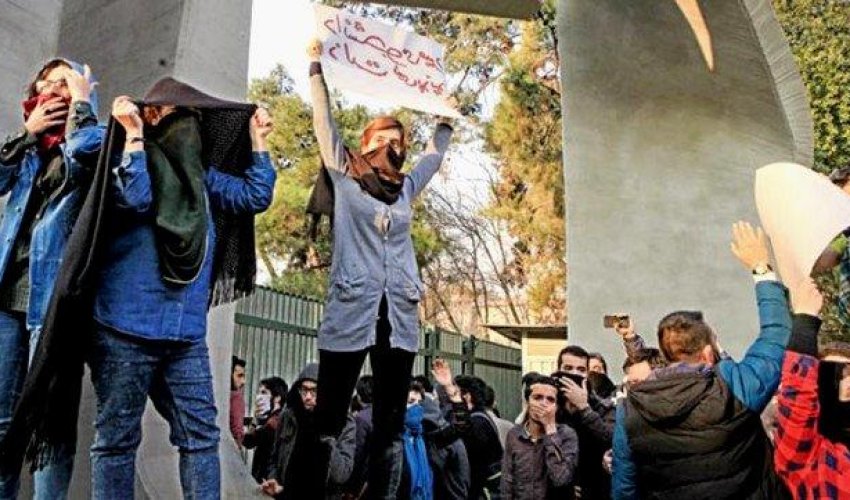 İranda etirazlar: Qadın küçədə hicabı açdı və… – Video İranda etirazlar: Qadın küçədə hicabı açdı və… – Video