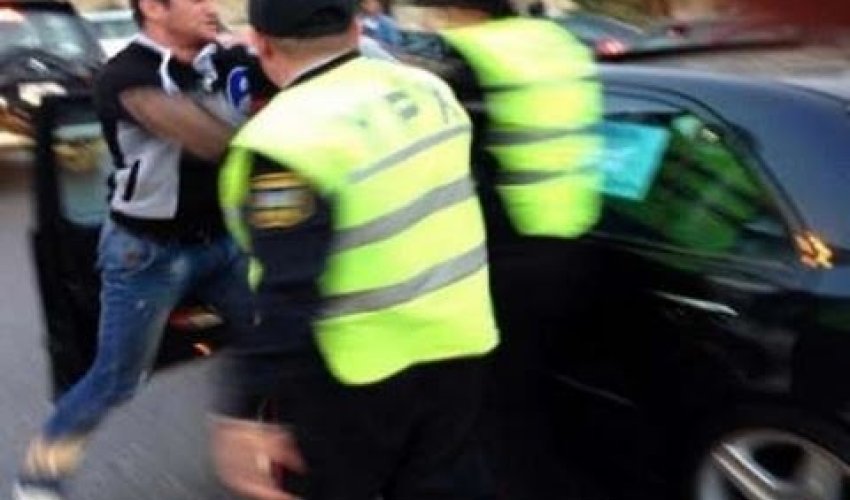 Bakıdakı turistlər sürücünü döyən yol polisini lentə aldılar: Bakıdakı turistlər sürücünü döyən yol polisini lentə aldılar: