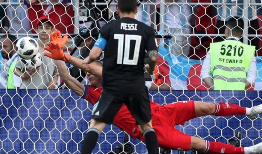 DÇ-də Messinin penaltisini dəf edən qapıçı 