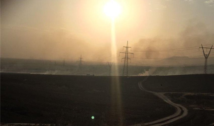 Daha bir güclü yanğın başladı: elektrik dirəkləri mühafizə edildi Daha bir güclü yanğın başladı: elektrik dirəkləri mühafizə edildi