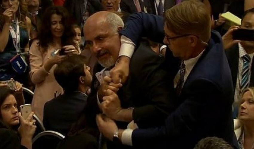 Putinlə Trampın mətbuat konfransında jurnalistə zor tətbiq edildi - VİDEO Putinlə Trampın mətbuat konfransında jurnalistə zor tətbiq edildi - VİDEO