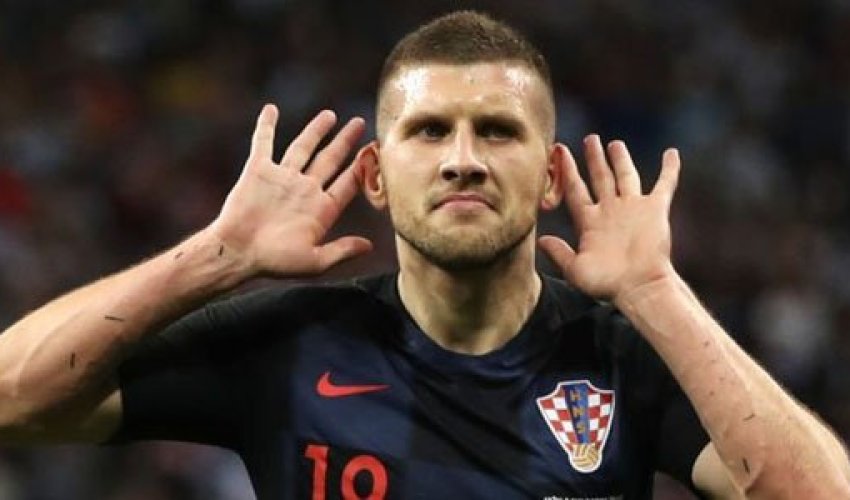 Futbolçu bütün kəndin kredit borcunu ödədi