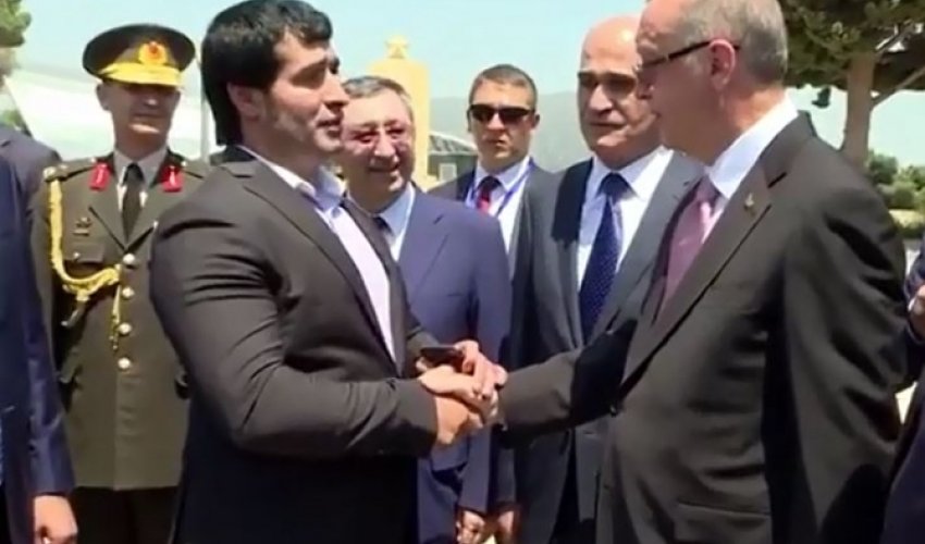 Ərdoğanla Azərbaycanın polis mayorunun səmimi söhbəti – VİDEO Ərdoğanla Azərbaycanın polis mayorunun səmimi söhbəti – VİDEO