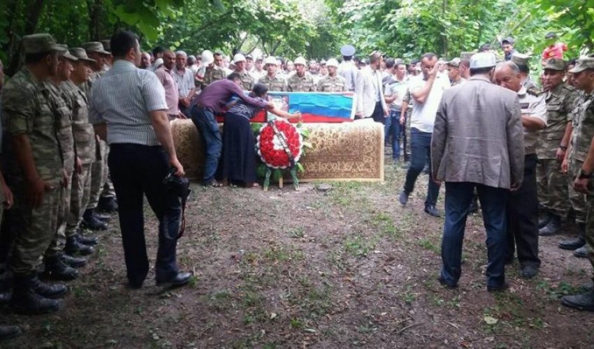 Şəhidimiz izdihamla dəfn edildi – Foto Şəhidimiz izdihamla dəfn edildi – Foto