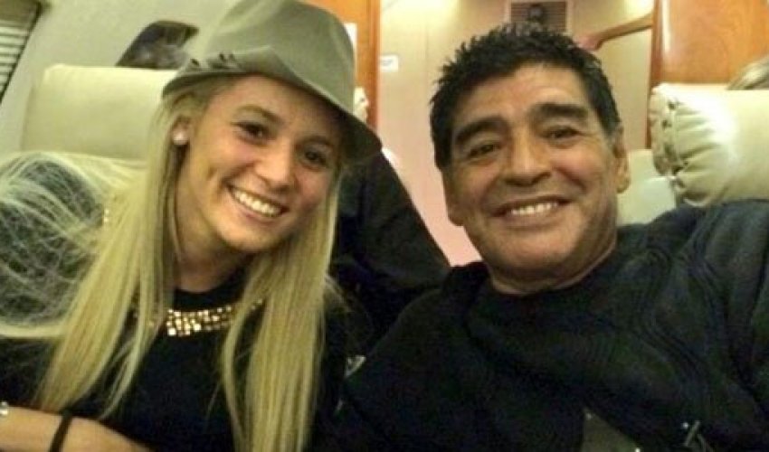 Maradona özünə toy edir