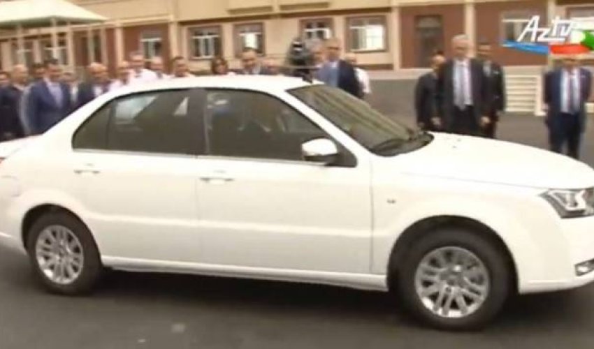 Prezident Neftçalada istehsal olunan maşını sürdü - VİDEO