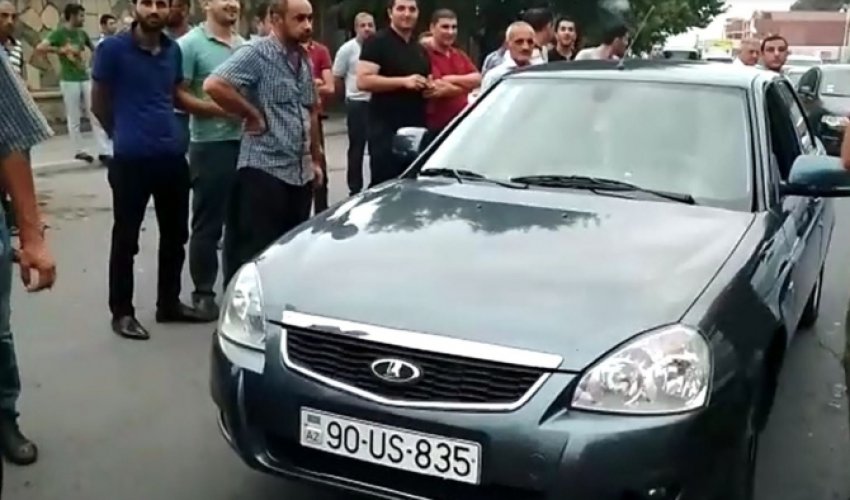 Yol polisi ilə sərxoş sürücü arasında dava – VİDEO Yol polisi ilə sərxoş sürücü arasında dava – VİDEO