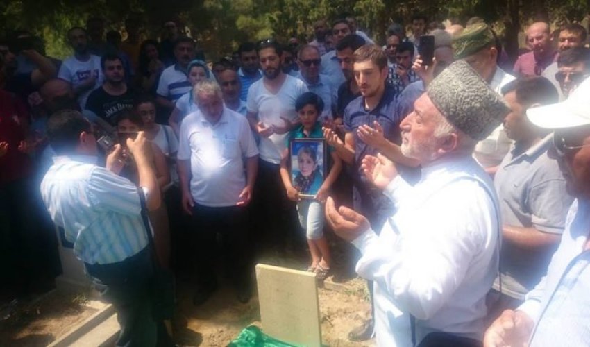 Mehman Hüseynovun anası dəfn edildi – FOTOLAR Mehman Hüseynovun anası dəfn edildi – FOTOLAR