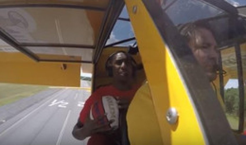 Американский баскетболист забросил мяч в кольцо прямо с самолета - ВИДЕО