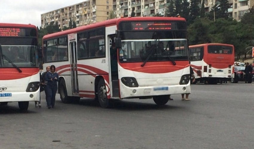 Bakıda avtobusda qadınla kişi dalaşdı – VİDEO Bakıda avtobusda qadınla kişi dalaşdı – VİDEO