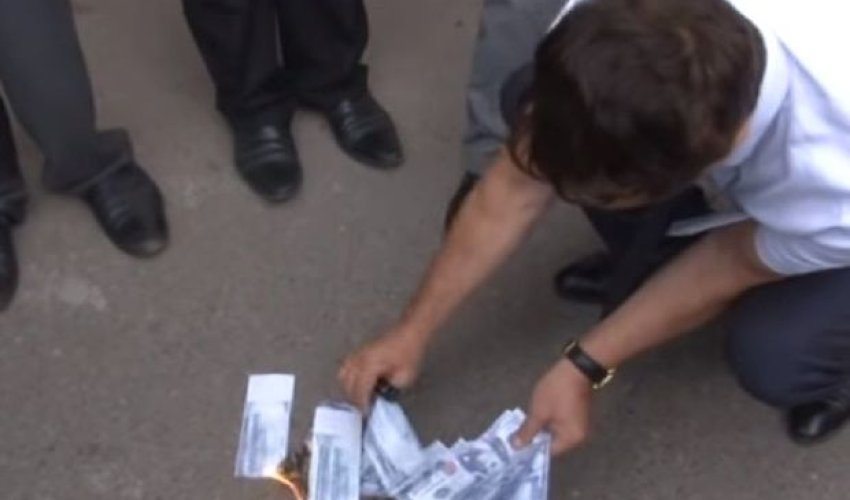 Bakıda Türkiyəyə dəstək aksiyası: dollara od vurdular – VİDEO