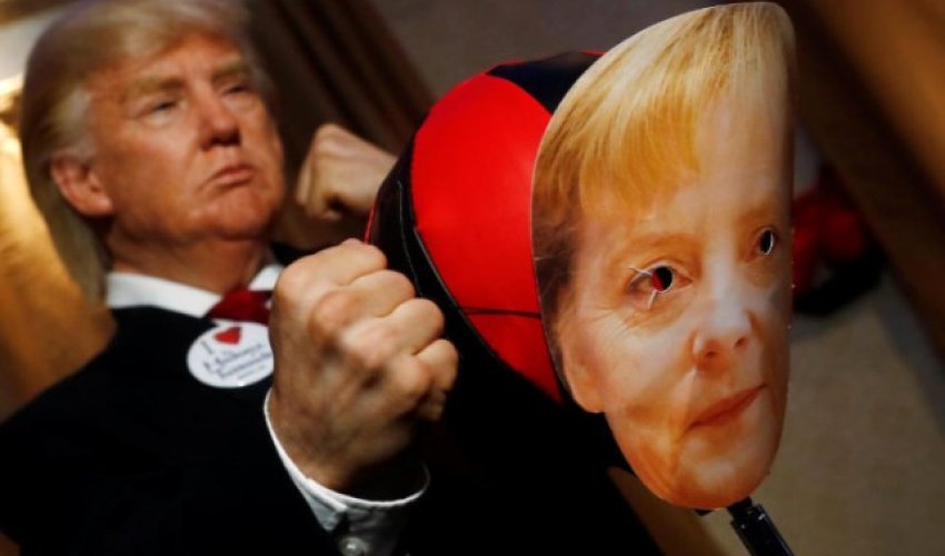 Trumpın Merkelə yumruq atdığı görüntü nümayiş olundu.