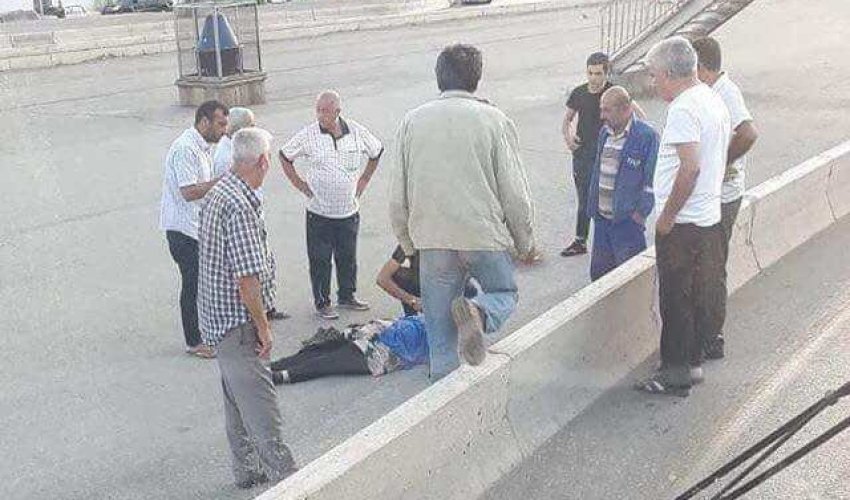 Bakıda yolun ortasında süpürgəçi qadın keçinib - FOTO