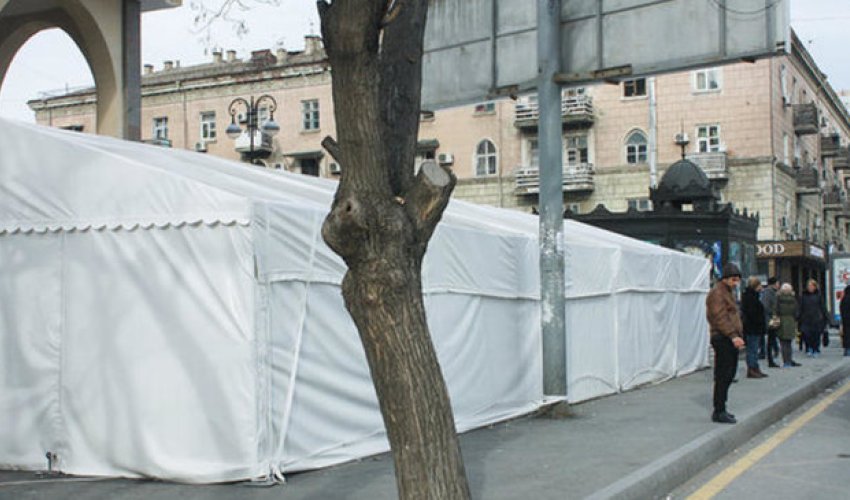Bakıda metro çıxışlarında çadırlar niyə quraşdırılır? - AÇIQLAMA