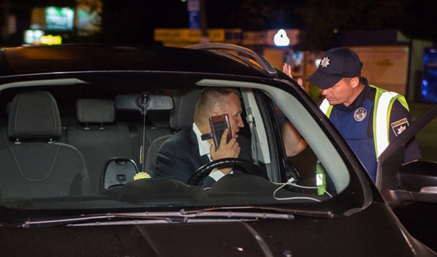 Polis keçmiş səfiri saxladı - Maşını içkili idarə edib+ VIDEO Polis keçmiş səfiri saxladı - Maşını içkili idarə edib+ VIDEO