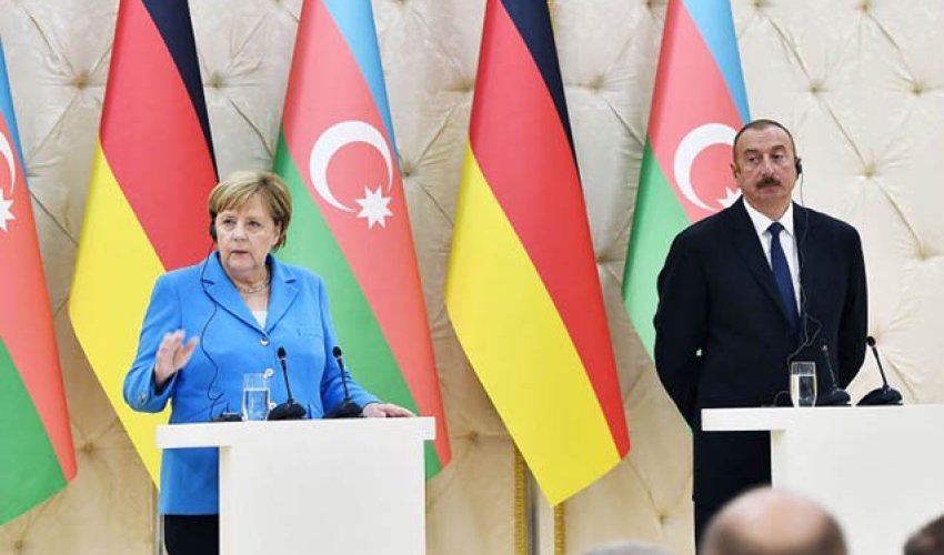 Merkellə Bakıya gələn jurnalist özünü biabır etdi